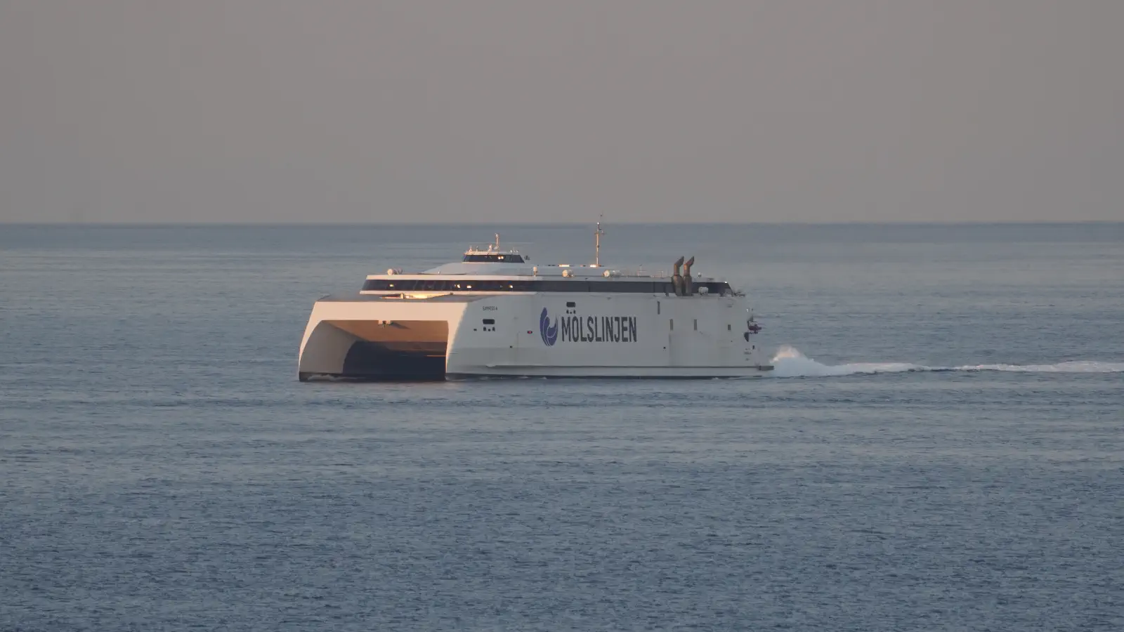 Veerboot Molslinjen Express 4 op weg van Odden naar Aarhus.