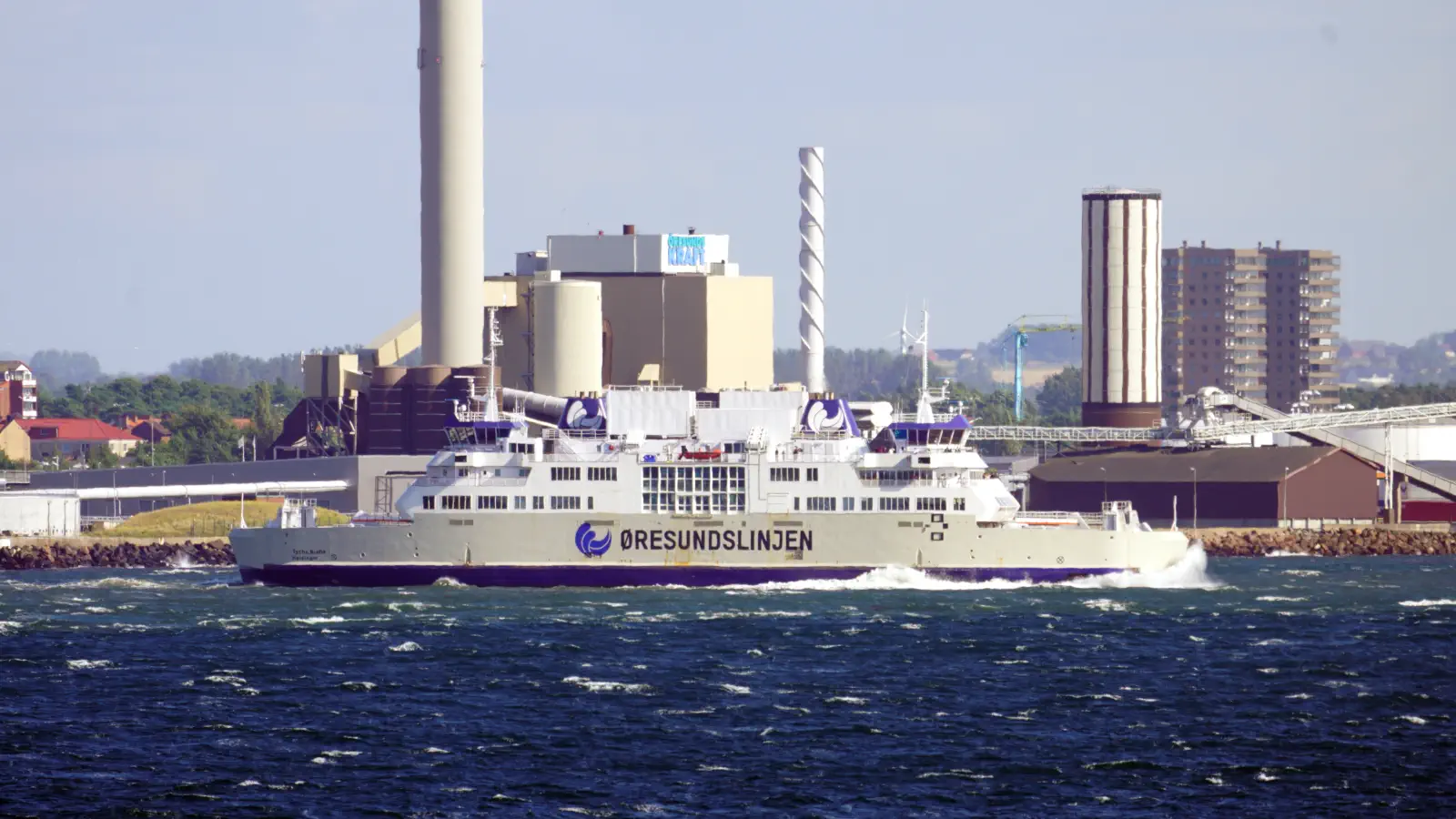 Veerboot De Øresundslinjen Tycho Brahe verlaat de Zweedse haven van Helsingborg.