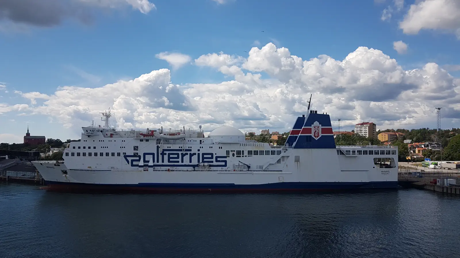 Veerboot De Polferries Wawel bevindt zich bij de veerbootterminal in de haven van Nynasham.