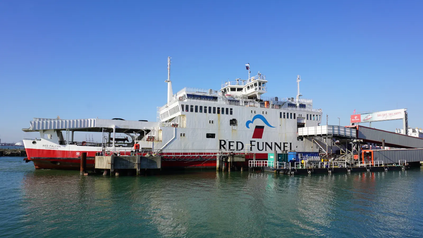 De Red Funnel autoveerboot in Southampton.