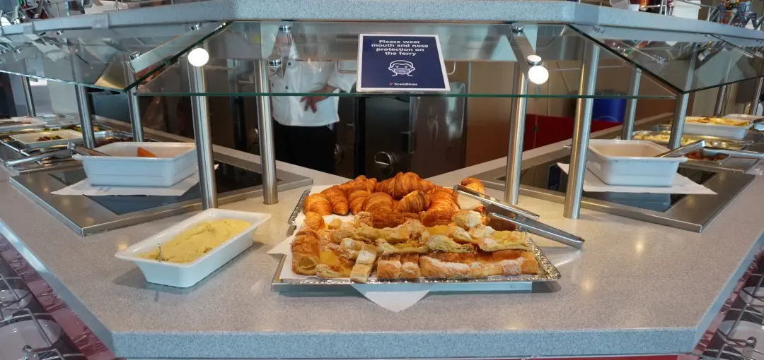 Scandlines buffet met gebak en taarten