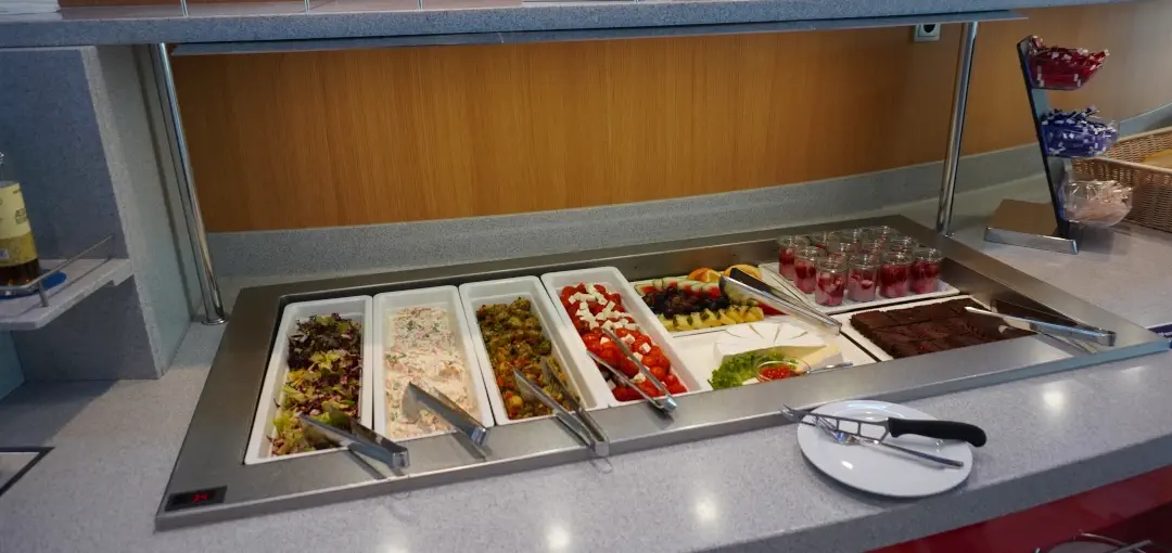 Scandlines buffet met salade, antipasti en desserts