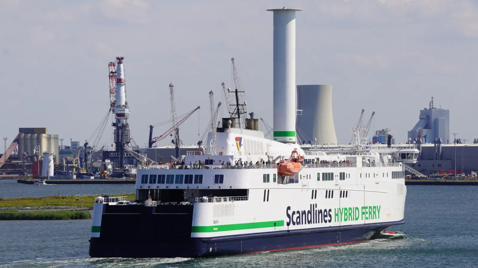 Scandlines De hybride veerboot Berlijn komt aan in de zeehaven van Rostock.
