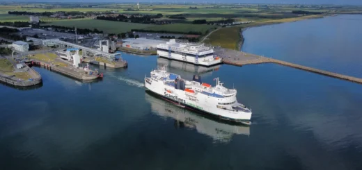 Scandlines Veerboot Scandlines Duitsland in Puttgarden met Bordershop op de achtergrond