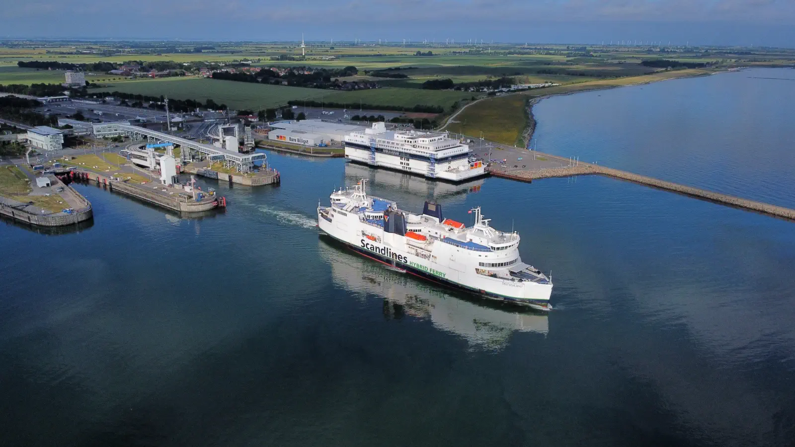 Scandlines Veerboot Scandlines Duitsland in Puttgarden met Bordershop op de achtergrond