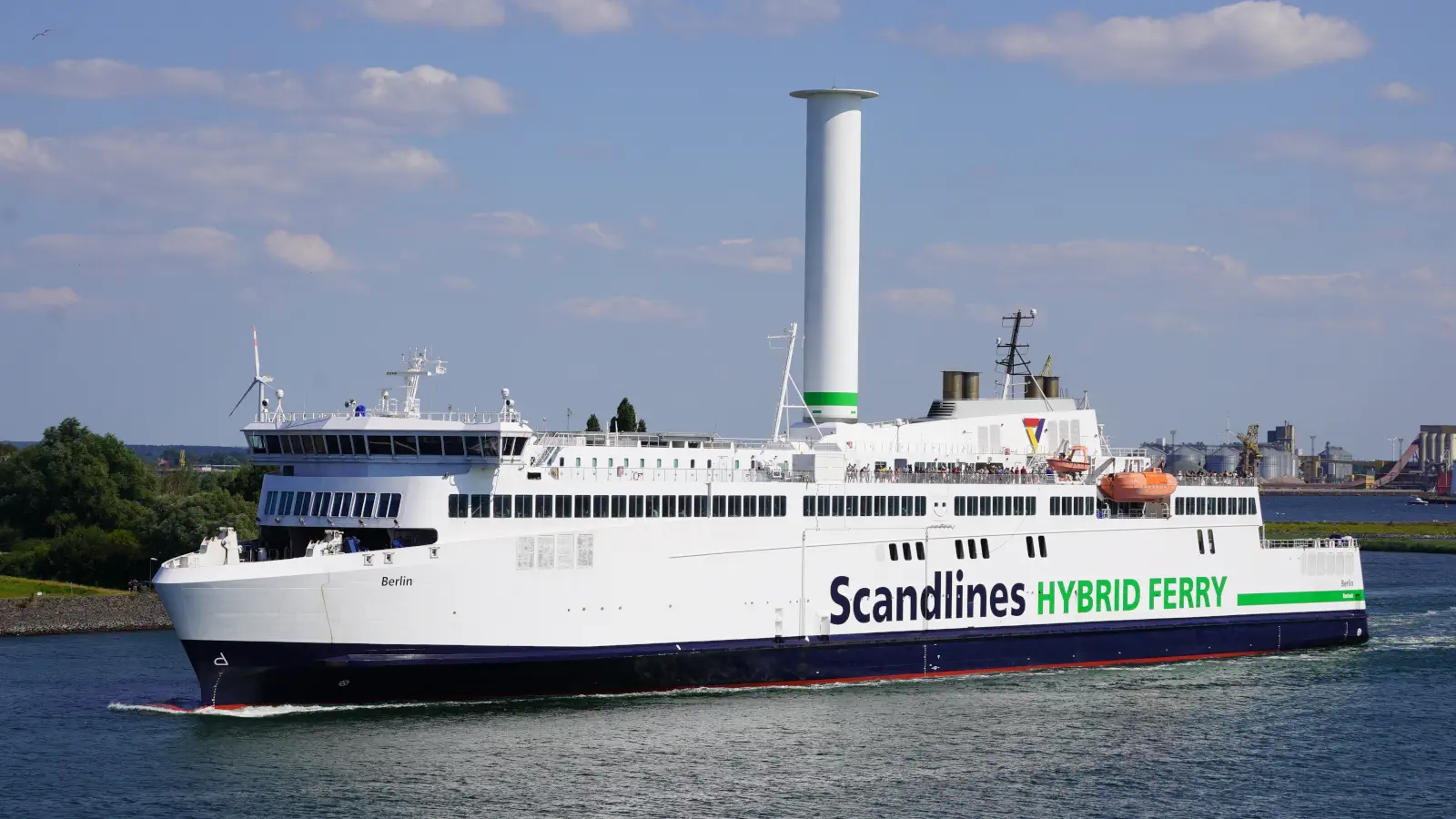 Scandlines De hybride veerboot Berlin vertrekt vanuit de haven van Rostock naar Gedser in Denemarken.