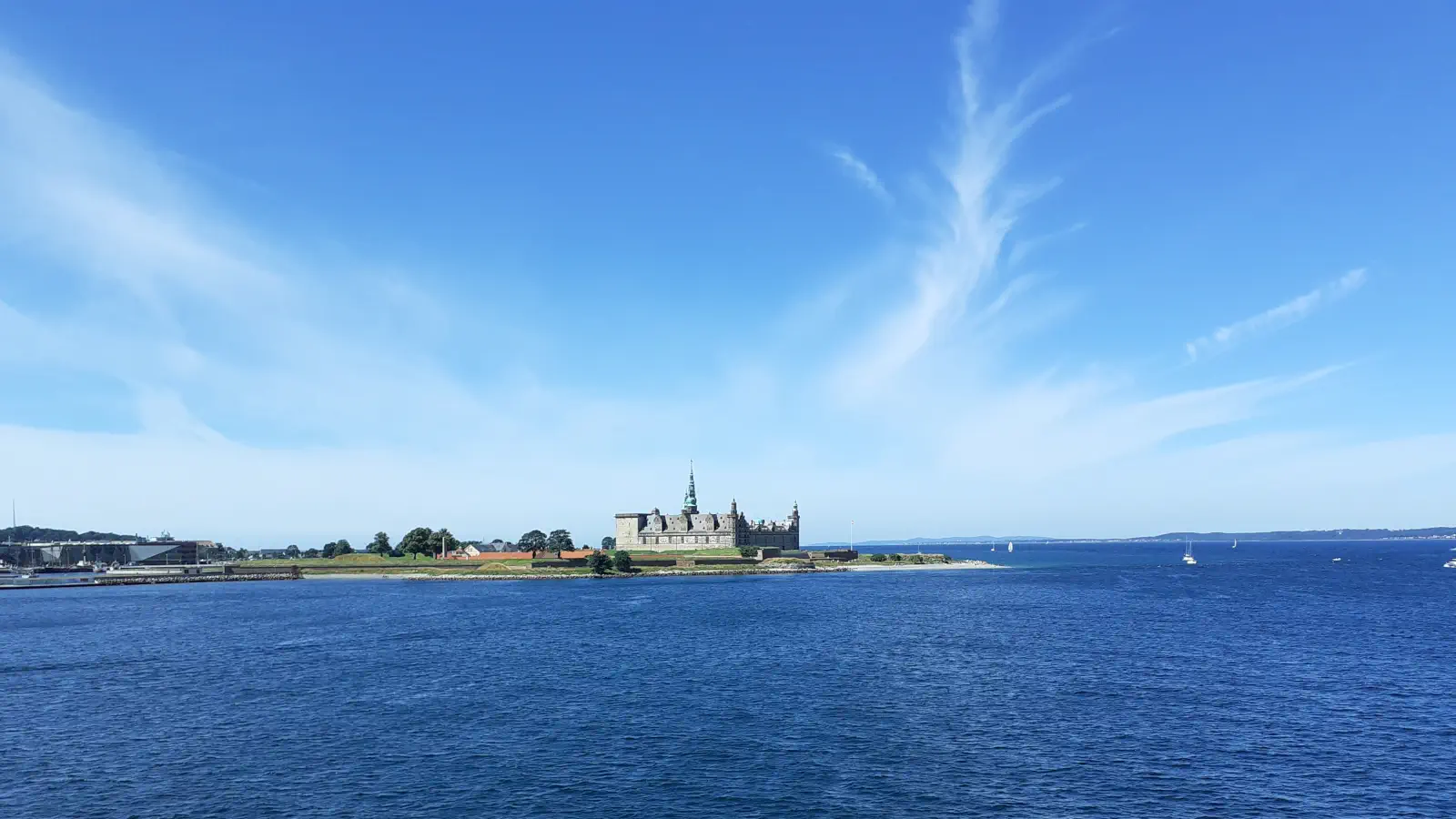 Uitzicht op Kasteel Kronborg in Helsingör tijdens de overtocht van Helsingborg.