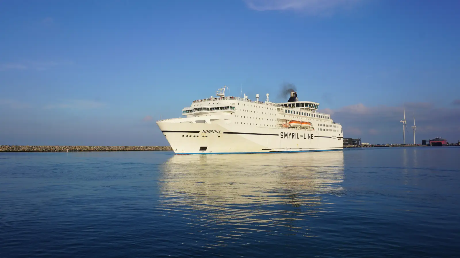 Veerboot De Norröna van Smyril Line verlaat de haven van Hirtshals voor de Faeröer Eilanden en IJsland.