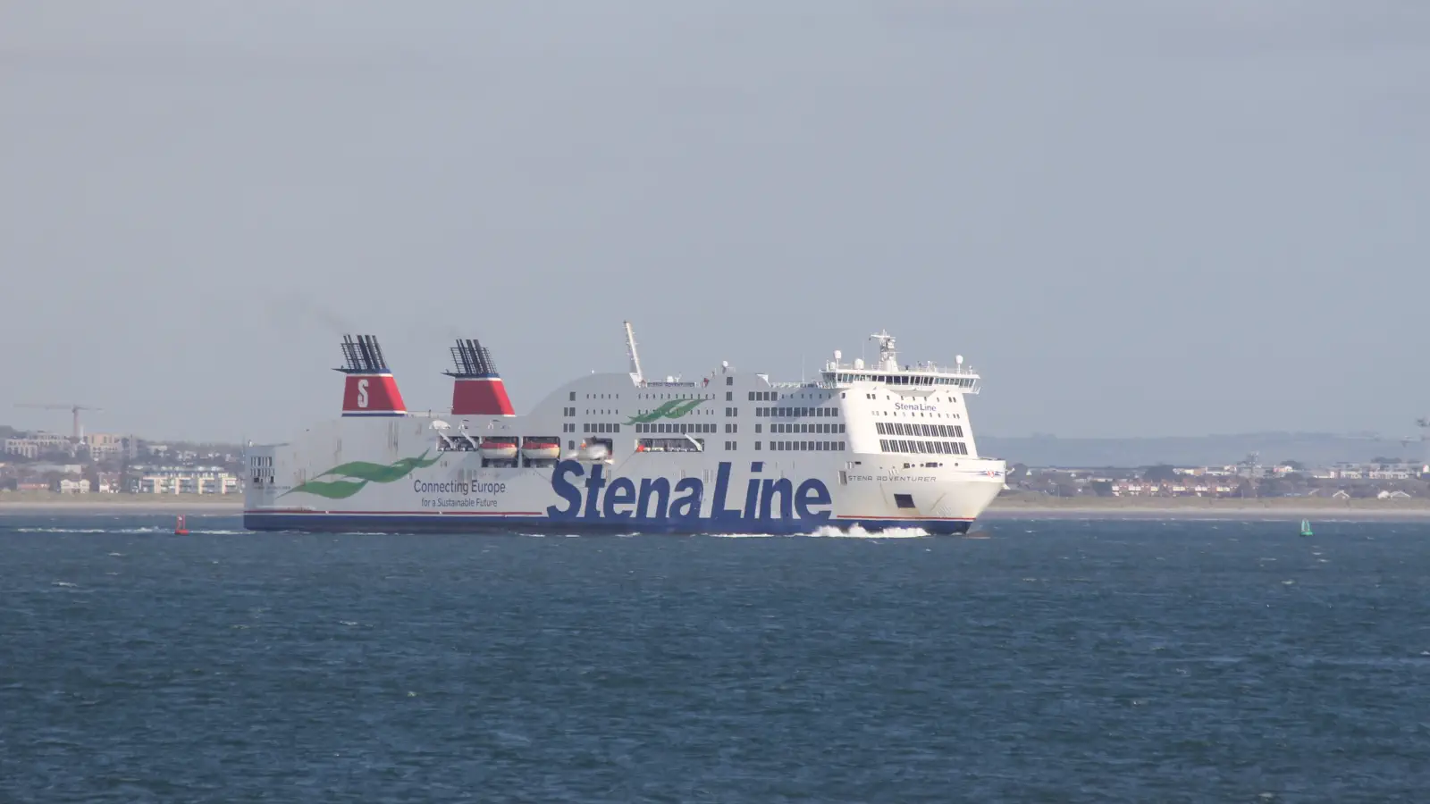 De Stena Line veerboot Stena Adveturer vertrekt vanuit Dublin naar Holyhead.