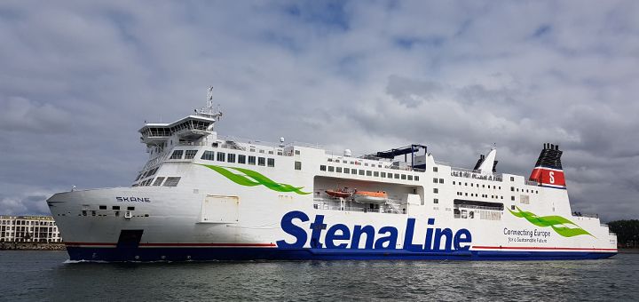 Stena Line Veerboot Skane verlaat de haven van Rostock voor Trelleborg in Zweden.