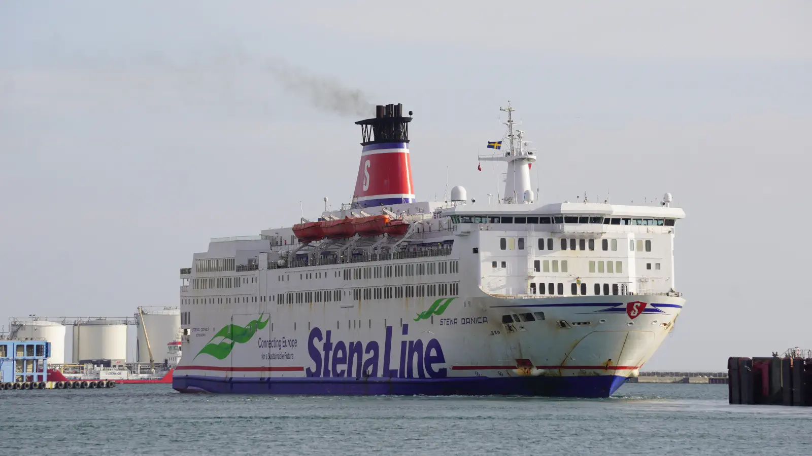Veerboot Stena Line De Stena Danica van de rederij vertrekt vanuit de Deense haven Frederikshavn en vaart naar Göteborg in Zweden.
