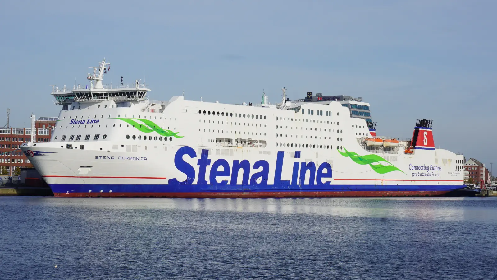 De Stena Line Veerboot Stena Germanica bij de veerbootterminal in Kiel.