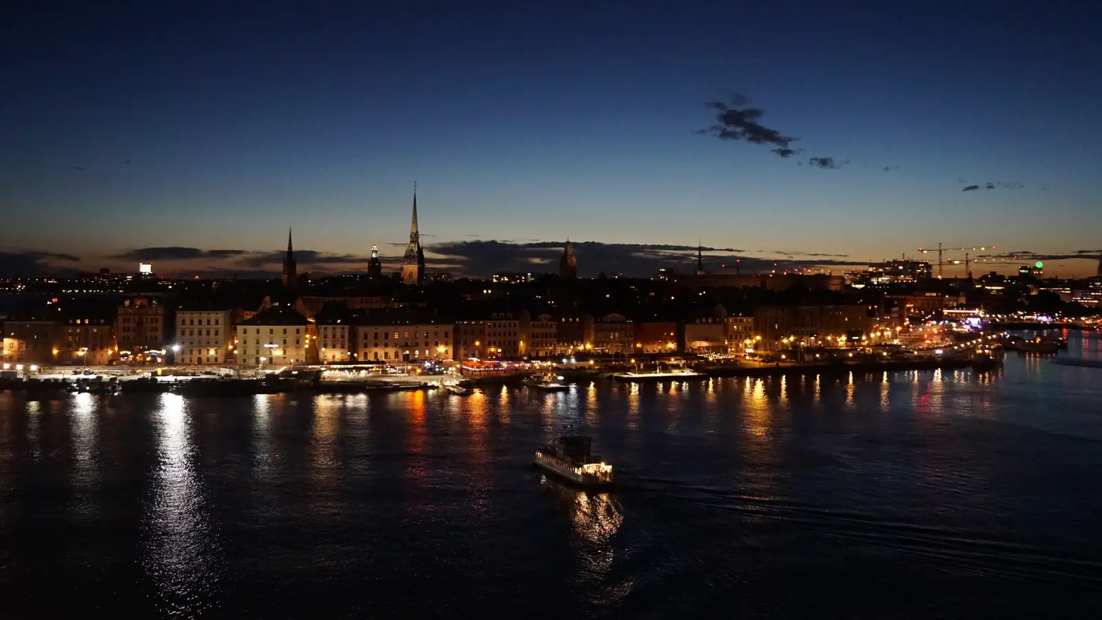 Uitzicht naar Stockholm bij nacht.