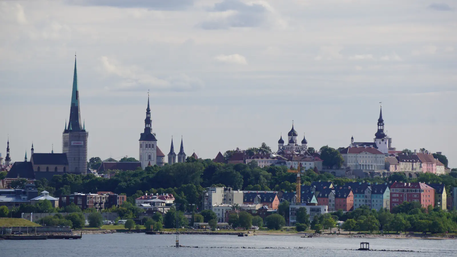 Uitzicht naar Tallinn met de Sint-Nicolaaskerk en de Alexander Nevski-kathedraal.