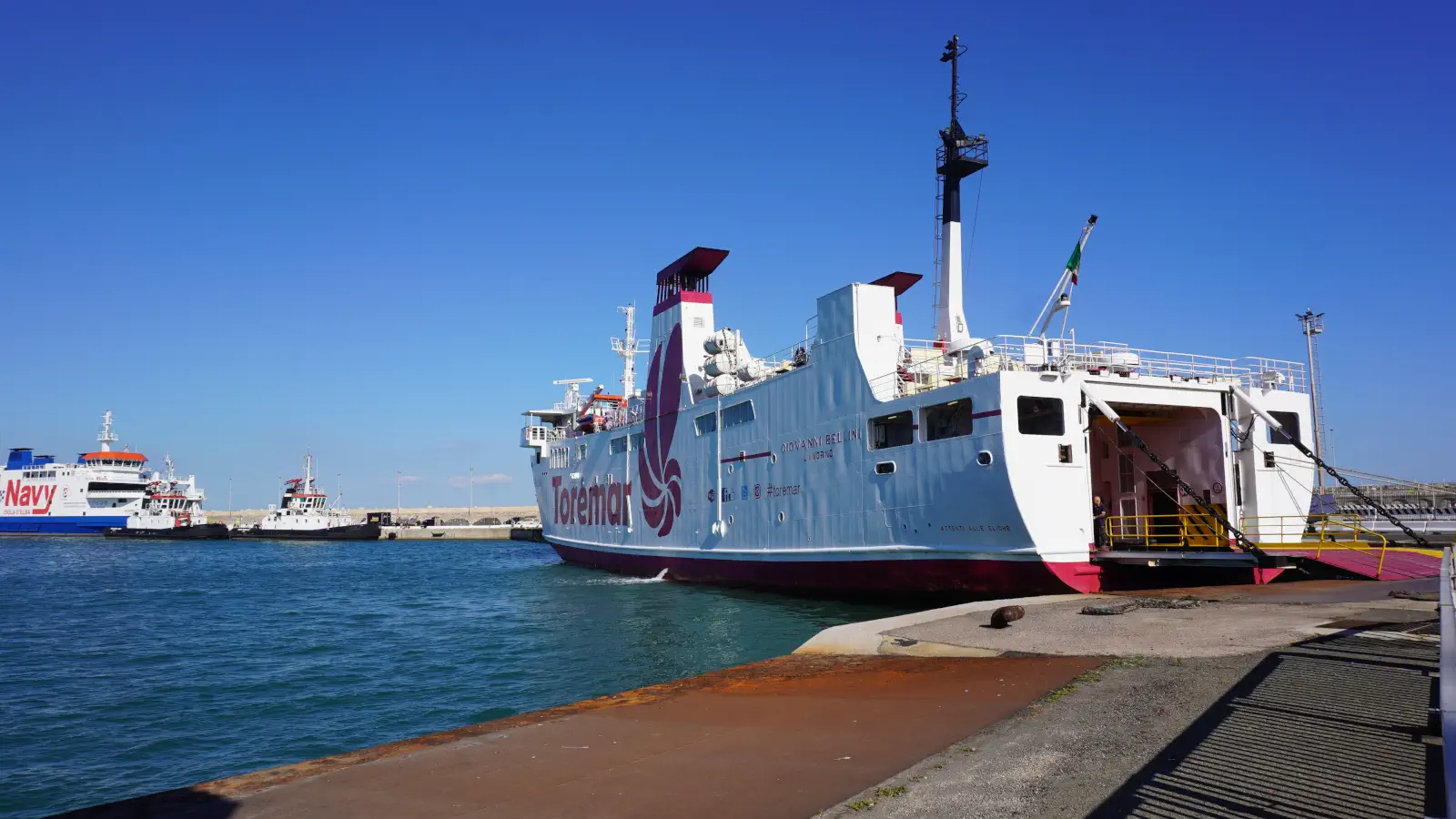 De Veerboot Giovanni Bellini van Toremar vaart tussen de havens van Piombino en Rio Marina naar het eiland Elba en het eiland Pianosa.