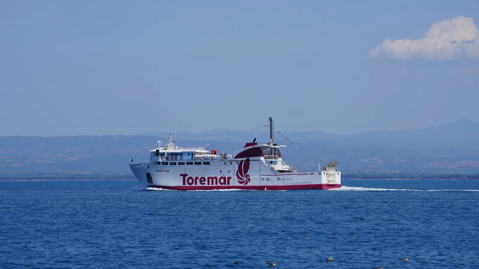 De Toremar Veerboot Giuseppe Rum op weg van Porto Santo Stefano naar het eiland Giglio.