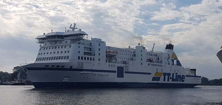 TT-Line Veerboot De Akka (voorheen Nils Holgersson) verlaat de haven van Rostock voor Trelleborg