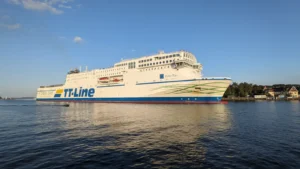 TT-Line VeerbootTravemünde De Peter Pan komt aan in de haven van Lübeck vanuit Trelleborg.