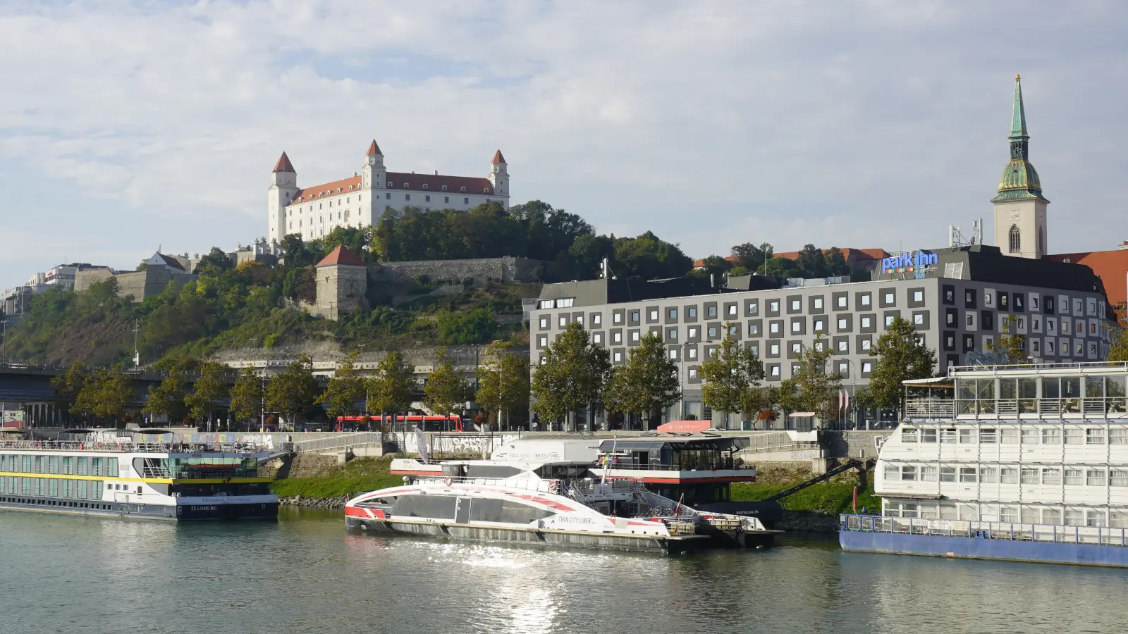 De Twin City Liner brengt je in iets minder dan 75 minuten van Bratislava naar Wenen.