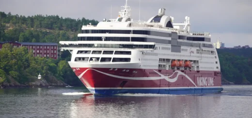 Viking Line Veerboot Viking Grace in de archipel bij Stockholm.