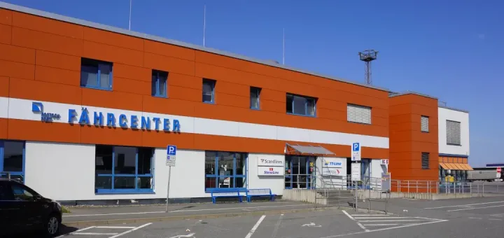 Het veerbootcentrum in de haven van Rostock. Hier kun je veerboottickets kopen of een hapje eten.