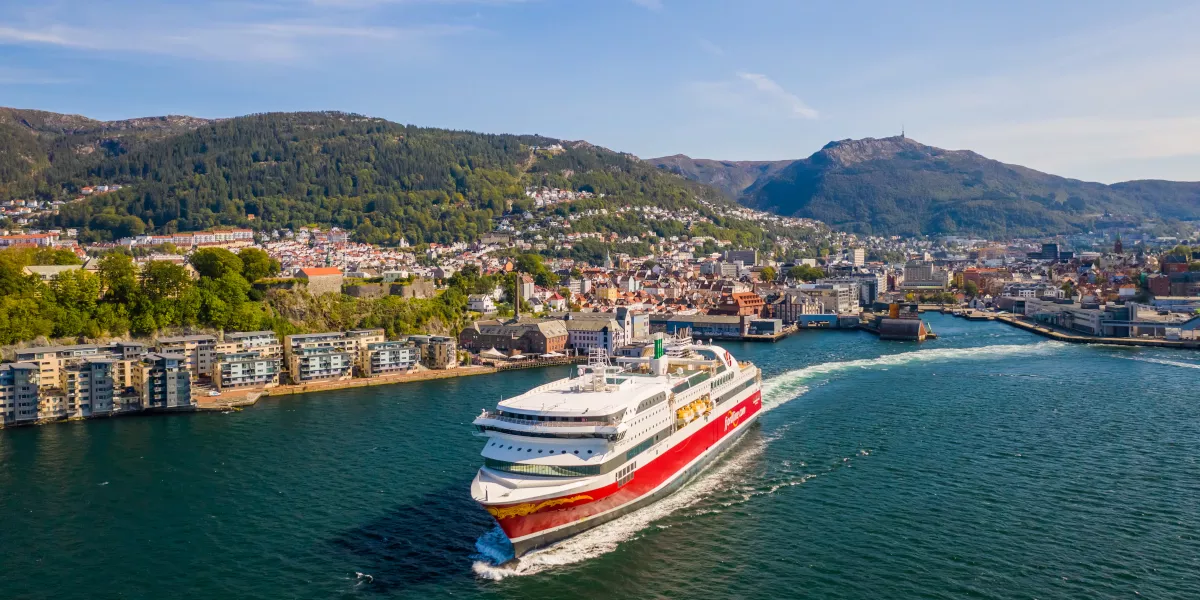 Fjord Line Veerboot De MS Bergensfjord vaart van Hirtshals via Kristiansand en Stavanger naar Bergen.