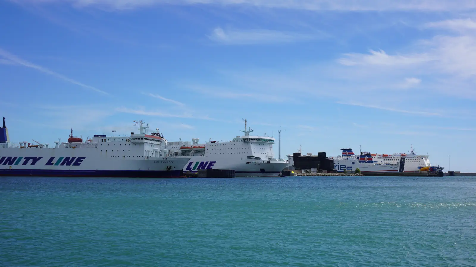 Veerboten van de Unity Line en Polferries in de haven van Ystad voor vertrek naar Swinemünde.