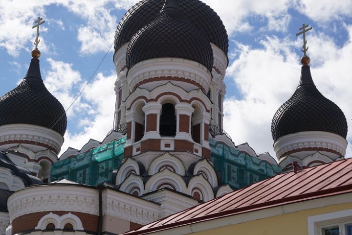 De uienkoepels van de Alexander Nevski Kathedraal in Tallinn.